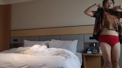 爱跳广场舞的阿姨和我约，爽啊。满足熟女情节