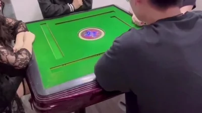 【勾引】周末去学姐家打麻将，没想到穿着黑丝高跟鞋勾引我