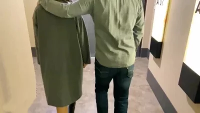 陪36岁熟女嫂子看电影 电影院一进门就把持不住 把我的鸡巴含住 口爆